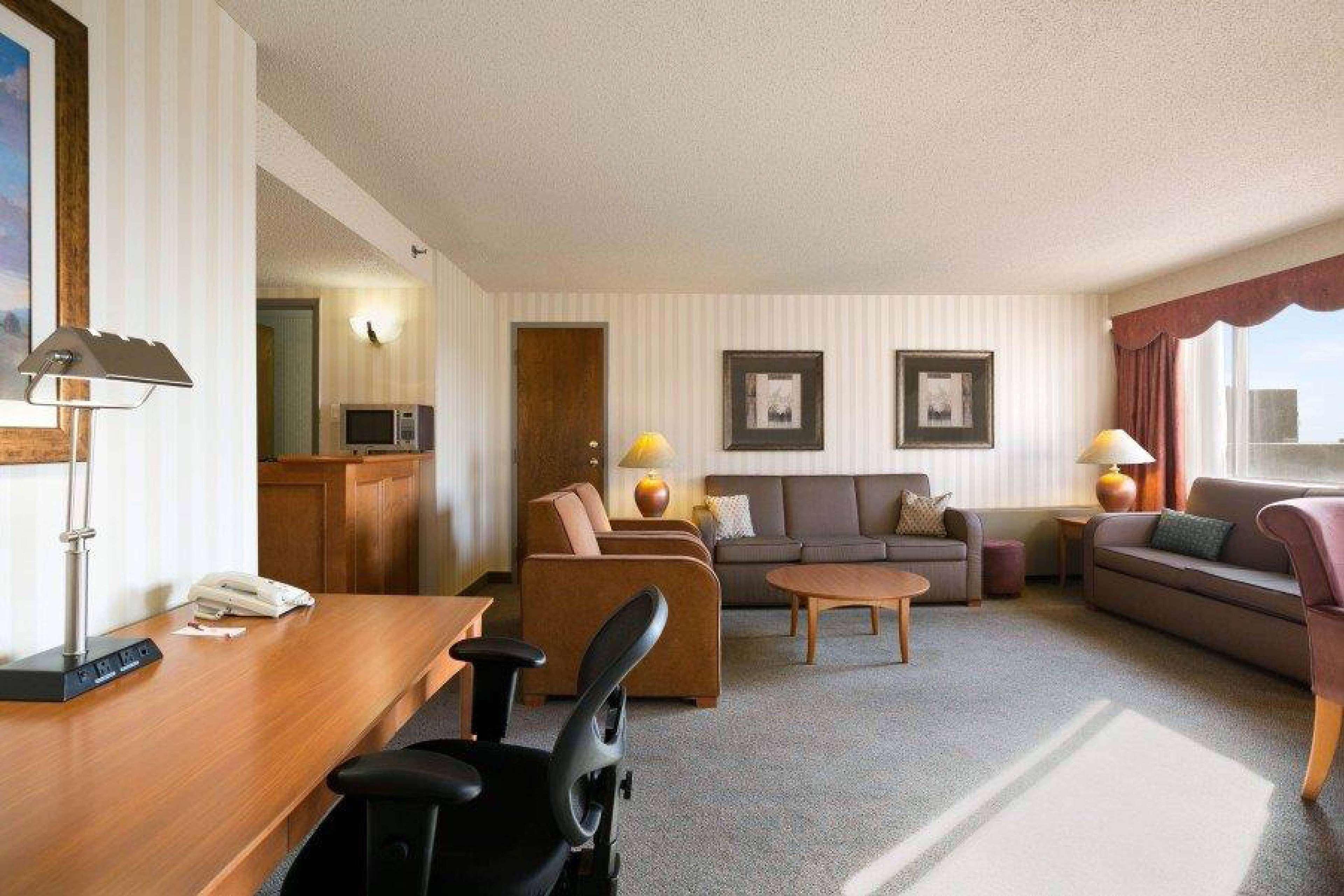Ramada Plaza By Wyndham Regina Downtown Hotel Exterior photo