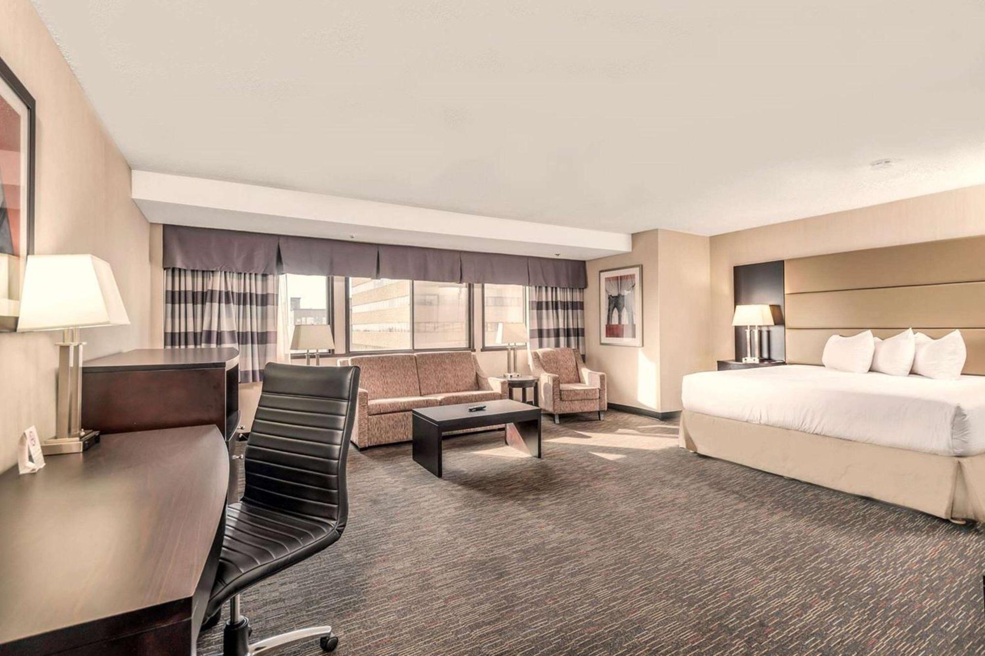 Ramada Plaza By Wyndham Regina Downtown Hotel Exterior photo