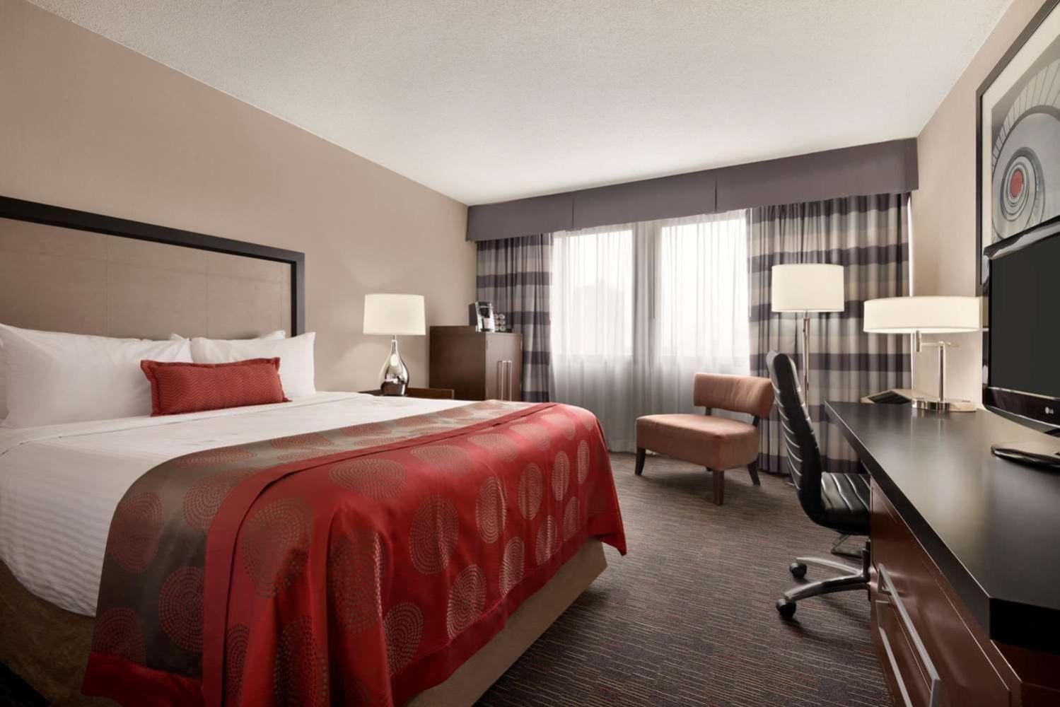 Ramada Plaza By Wyndham Regina Downtown Hotel Exterior photo